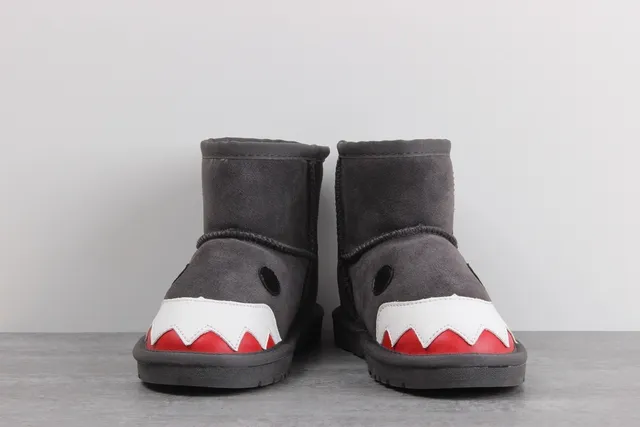 UGG Tasman أحذية ثلجية مع جرافيك أسنان القرش 6
