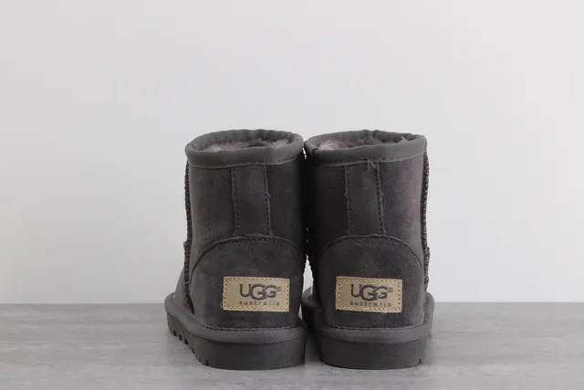 UGG Tasman أحذية ثلجية مع جرافيك أسنان القرش 7