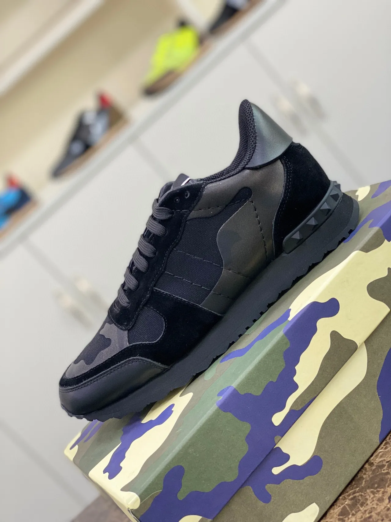 Valentino Noir Army Green Camouflage Panneaux Pyramide Stud Détail Lifestyle Sneakers 2