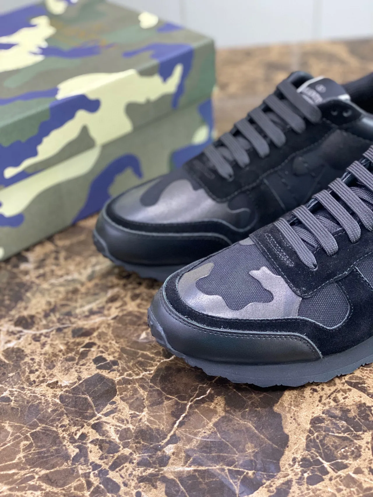 Valentino Noir Army Green Camouflage Panneaux Pyramide Stud Détail Lifestyle Sneakers 3