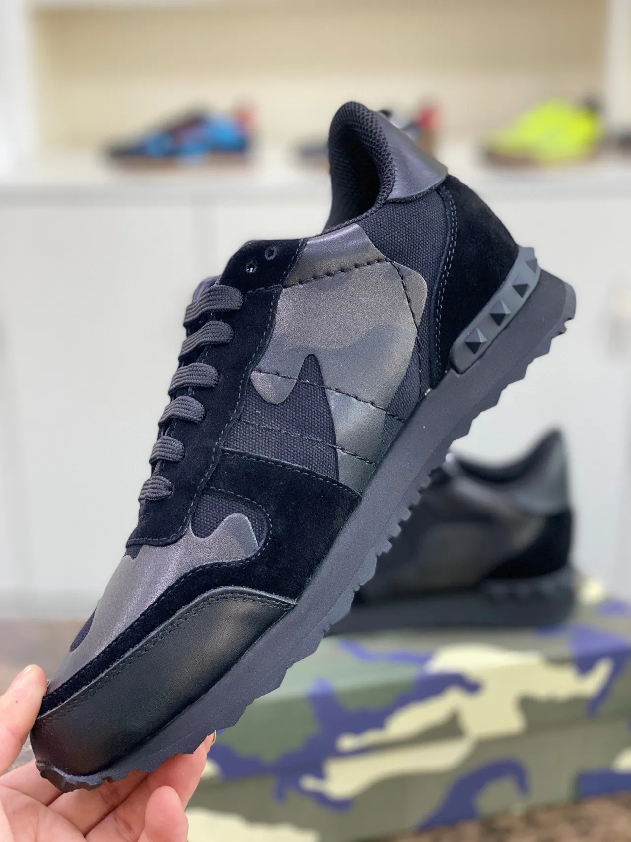 Valentino Noir Army Green Camouflage Panneaux Pyramide Stud Détail Lifestyle Sneakers 4