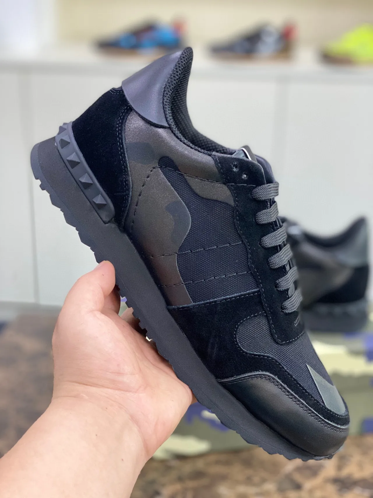 Valentino Noir Army Green Camouflage Panneaux Pyramide Stud Détail Lifestyle Sneakers 5