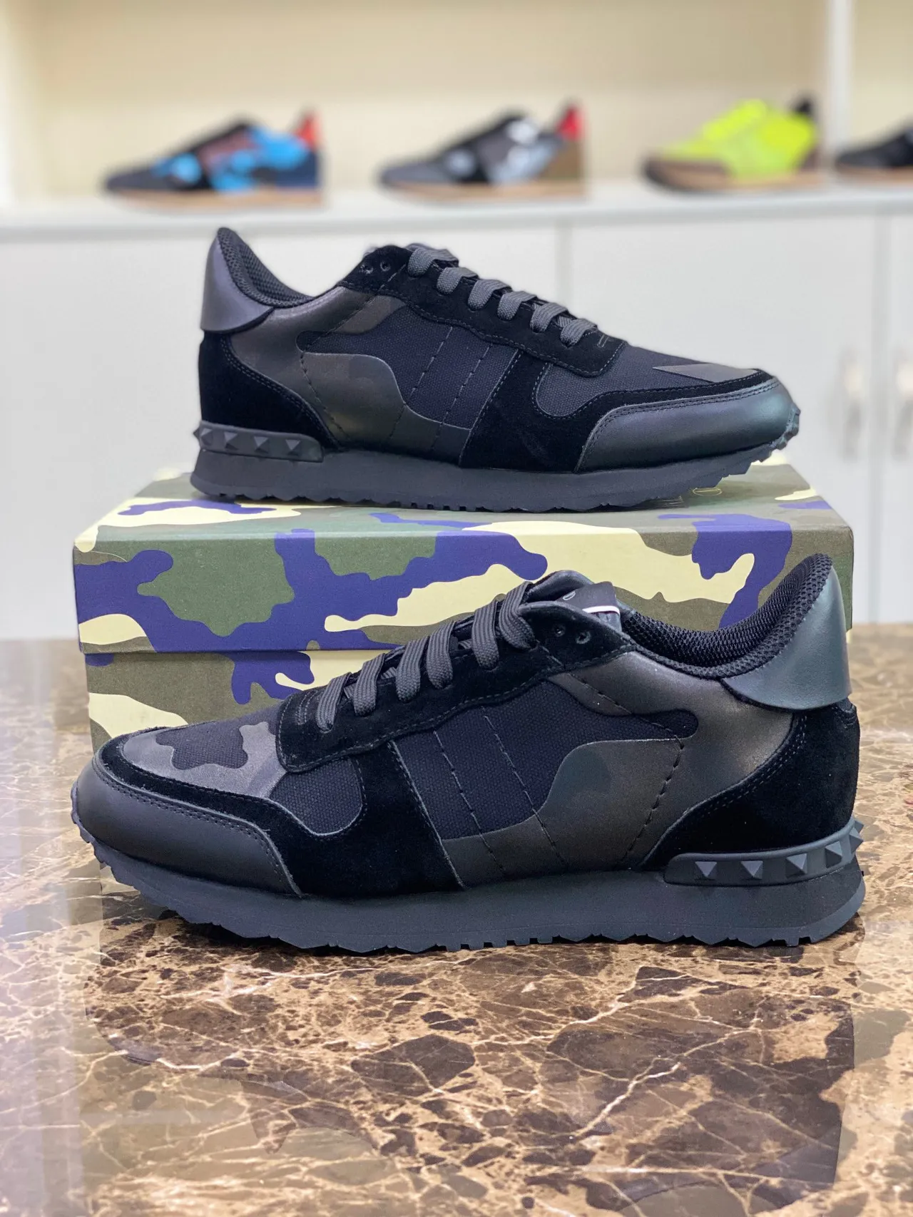 Valentino Noir Army Green Camouflage Panneaux Pyramide Stud Détail Lifestyle Sneakers 6