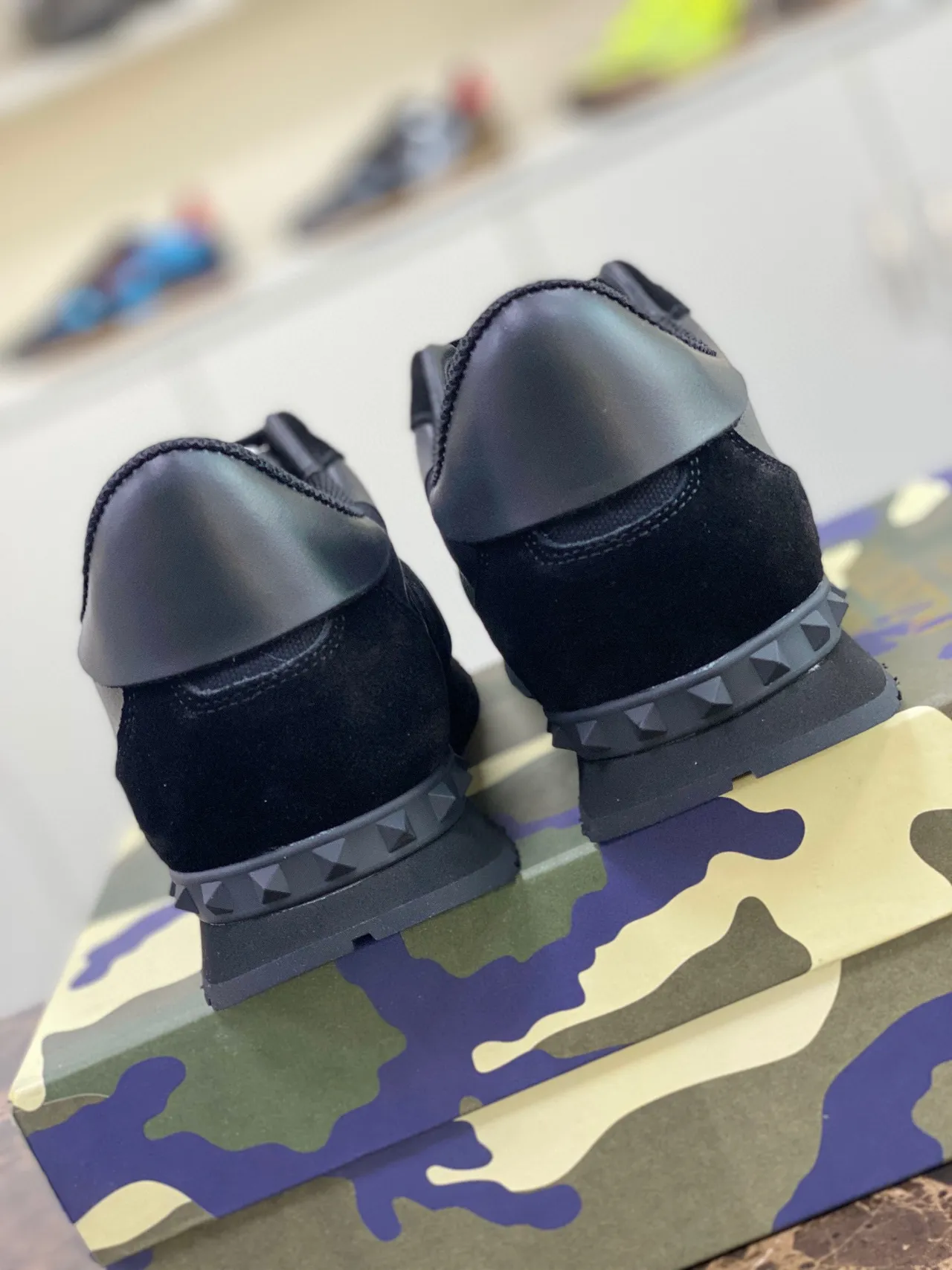 Valentino Noir Army Green Camouflage Panneaux Pyramide Stud Détail Lifestyle Sneakers 7