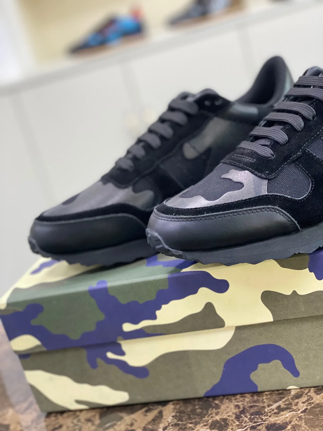 Valentino Noir Army Green Camouflage Panneaux Pyramide Stud Détail Lifestyle Sneakers 8