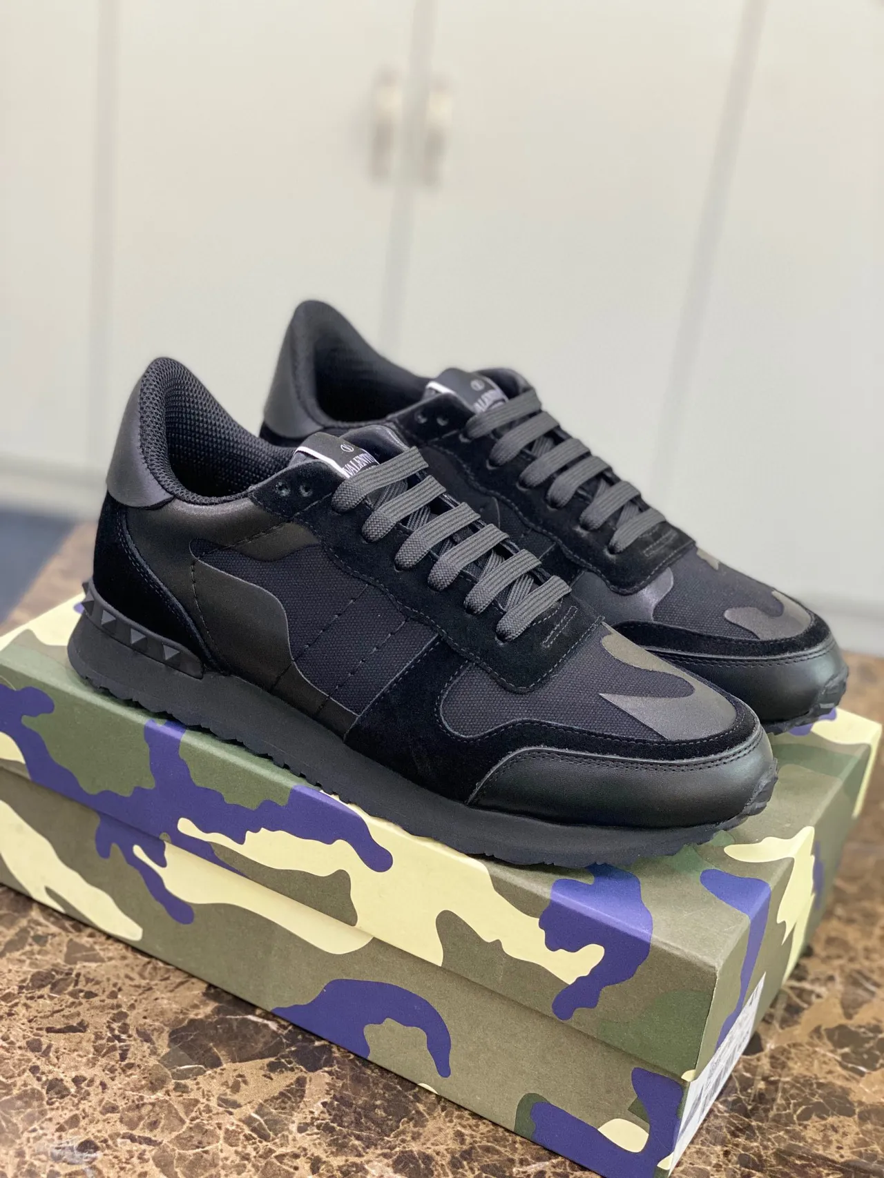 Valentino Noir Army Green Camouflage Panneaux Pyramide Stud Détail Lifestyle Sneakers 9