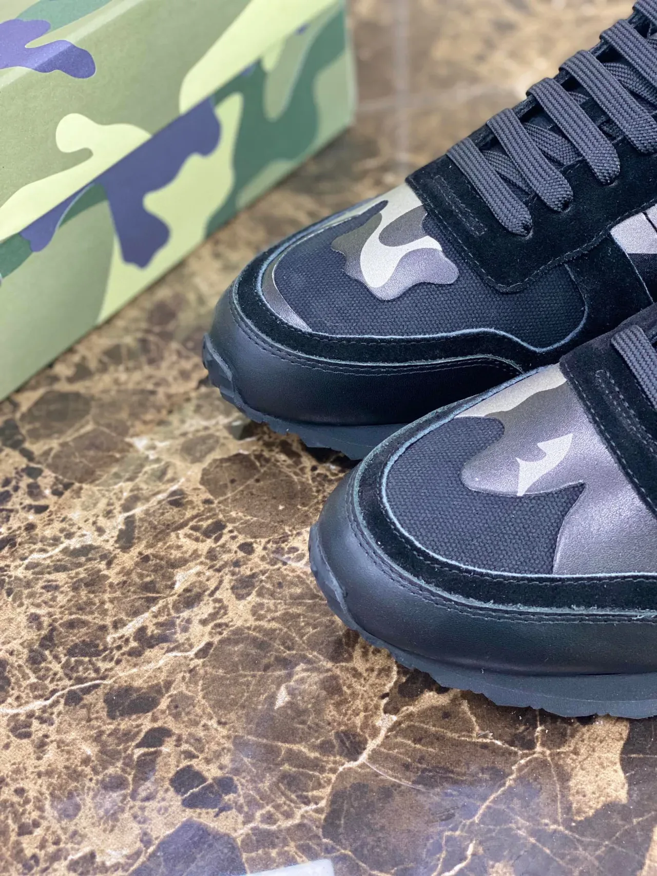 Valentino Chaussures Lifestyle Noir Argent Camo-Paneled avec Tacón Studded 3