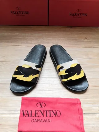 Valentino Garavani Camo Slide pantoufles noires jaunes blanches 2
