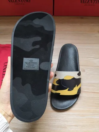 Valentino Garavani Camo Slide pantoufles noires jaunes blanches 3