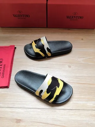 Valentino Garavani Camo Slide pantoufles noires jaunes blanches 4