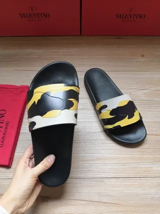 Valentino Garavani Camo Slide pantoufles noires jaunes blanches 5