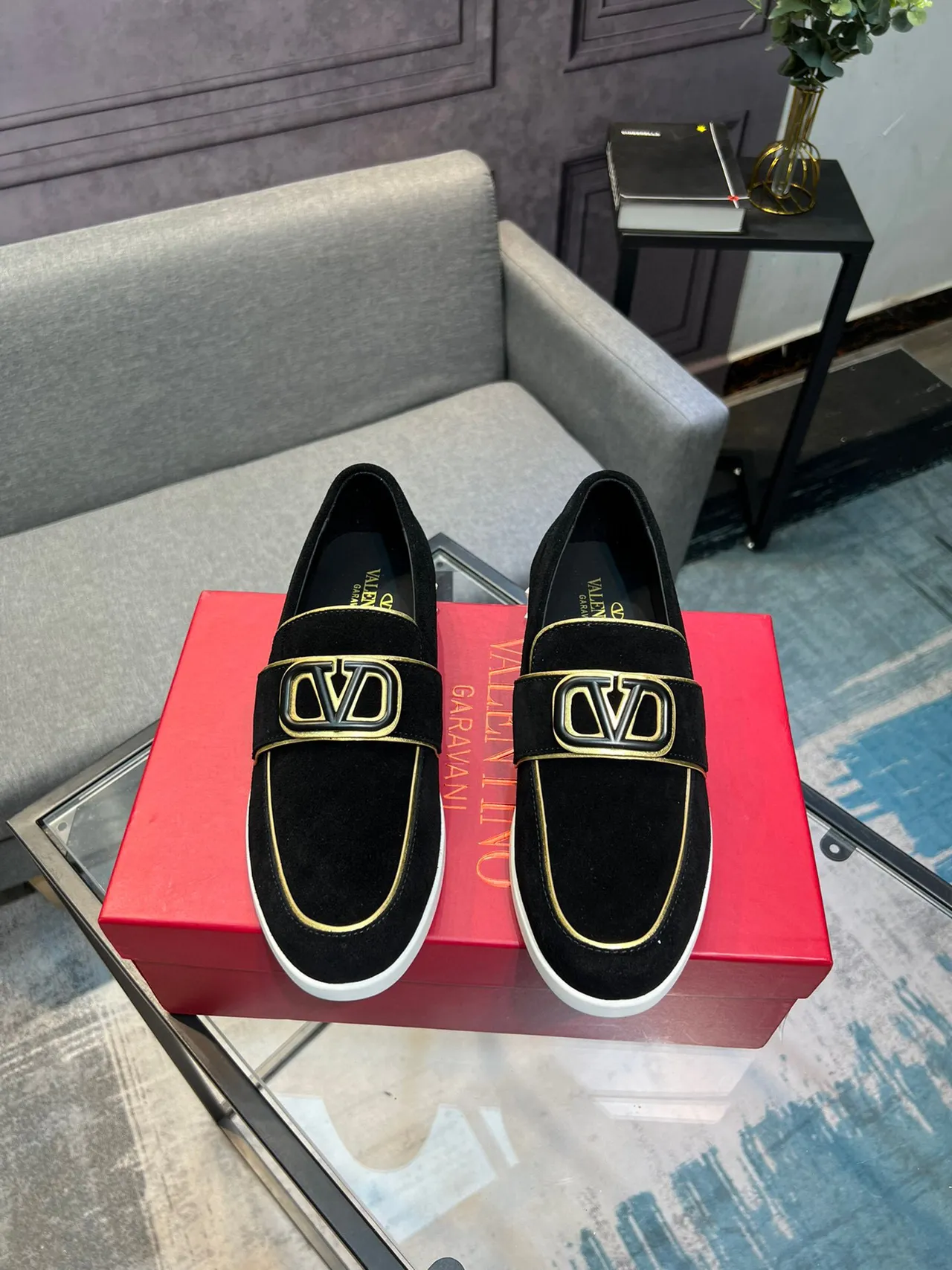 Valentino Rockstud Loafer Couro camurça preto com borda dourada sola com rebites Loafer 2
