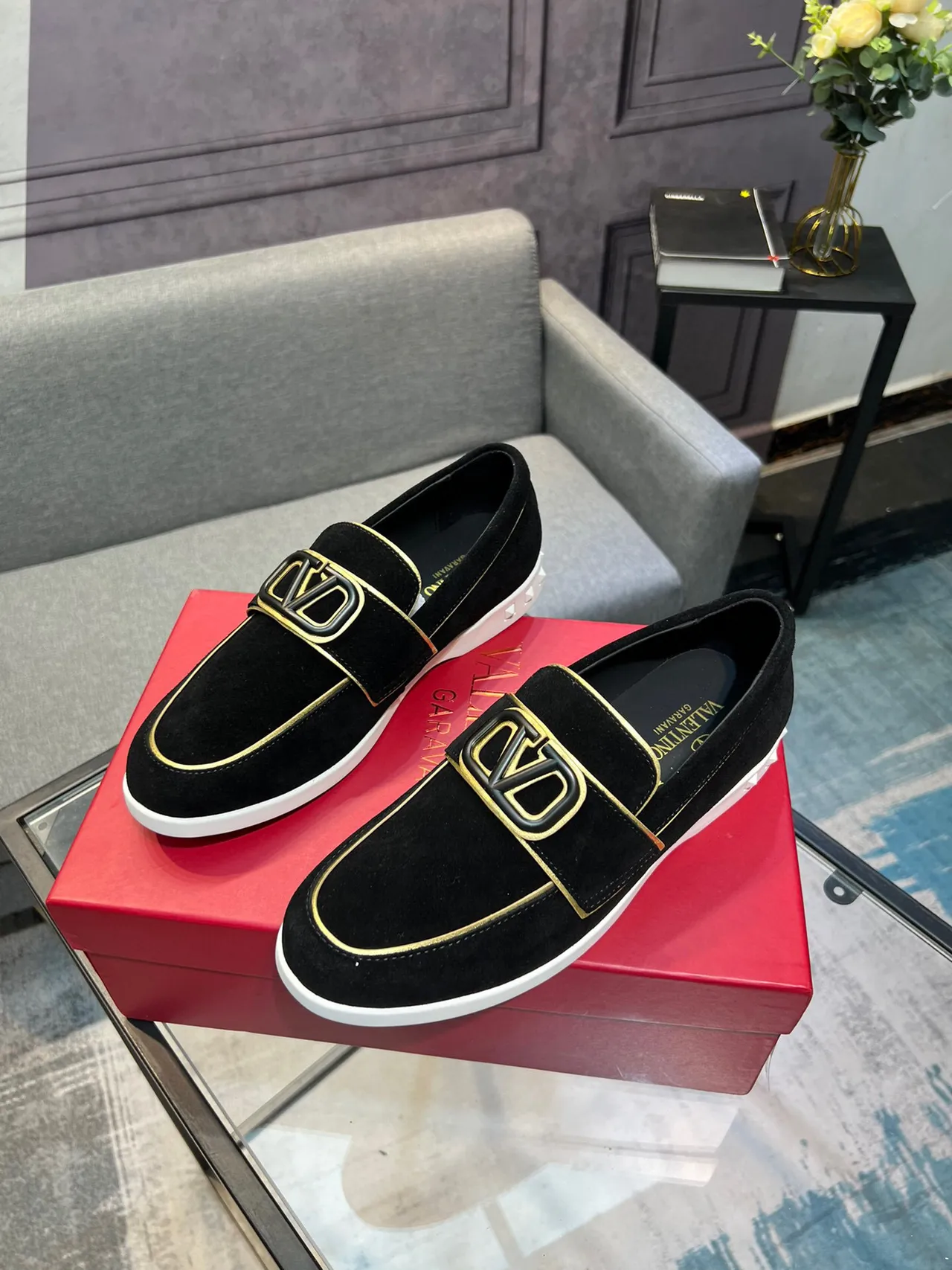 Valentino Rockstud Loafer Couro camurça preto com borda dourada sola com rebites Loafer 3