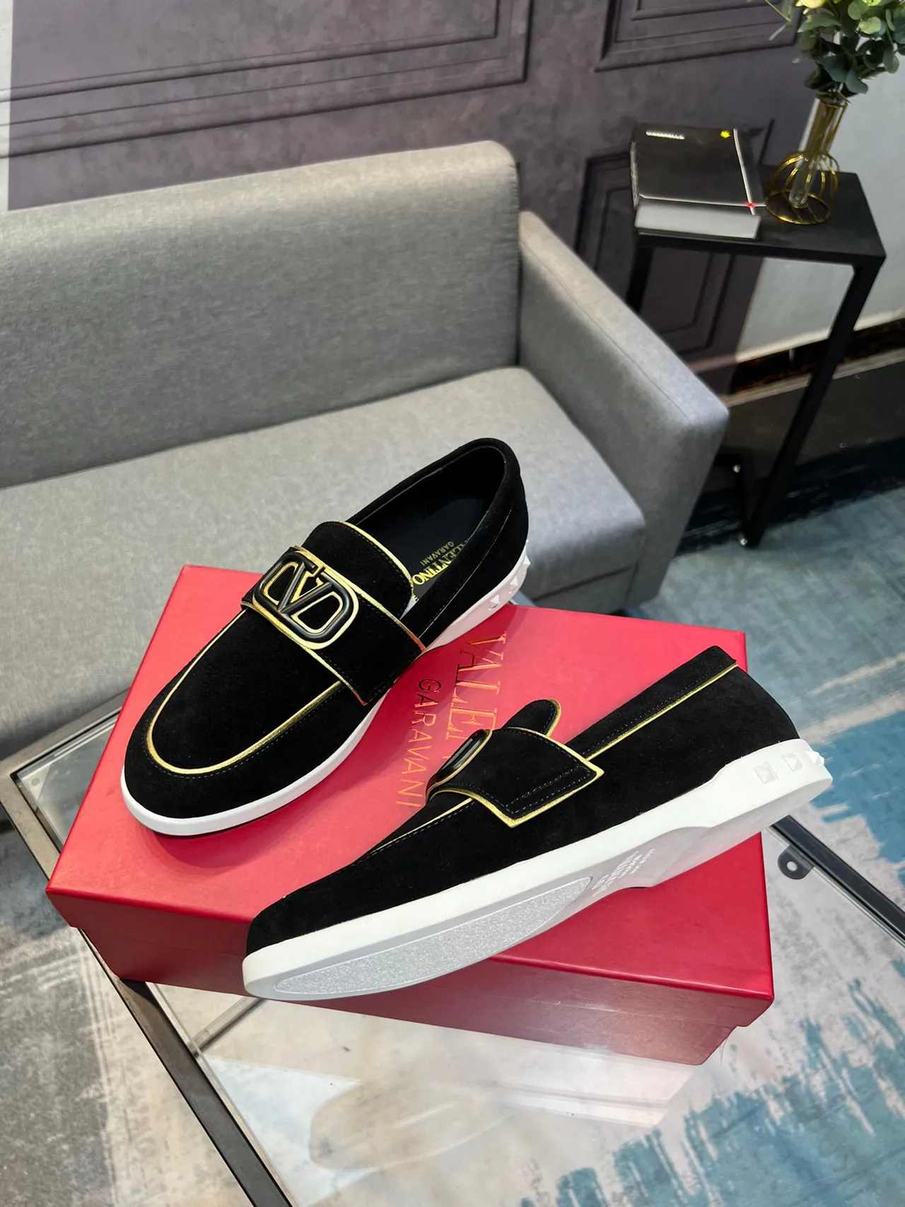 Valentino Rockstud Loafer Couro camurça preto com borda dourada sola com rebites Loafer 4