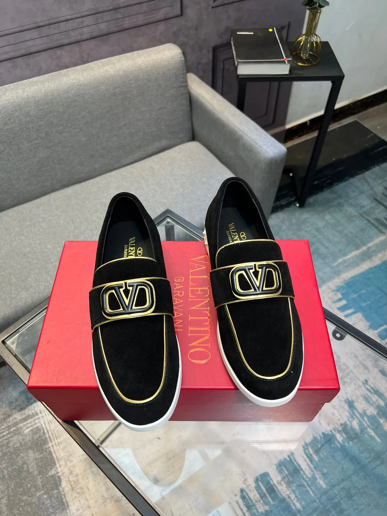 Valentino Rockstud Loafer Couro camurça preto com borda dourada sola com rebites Loafer 5