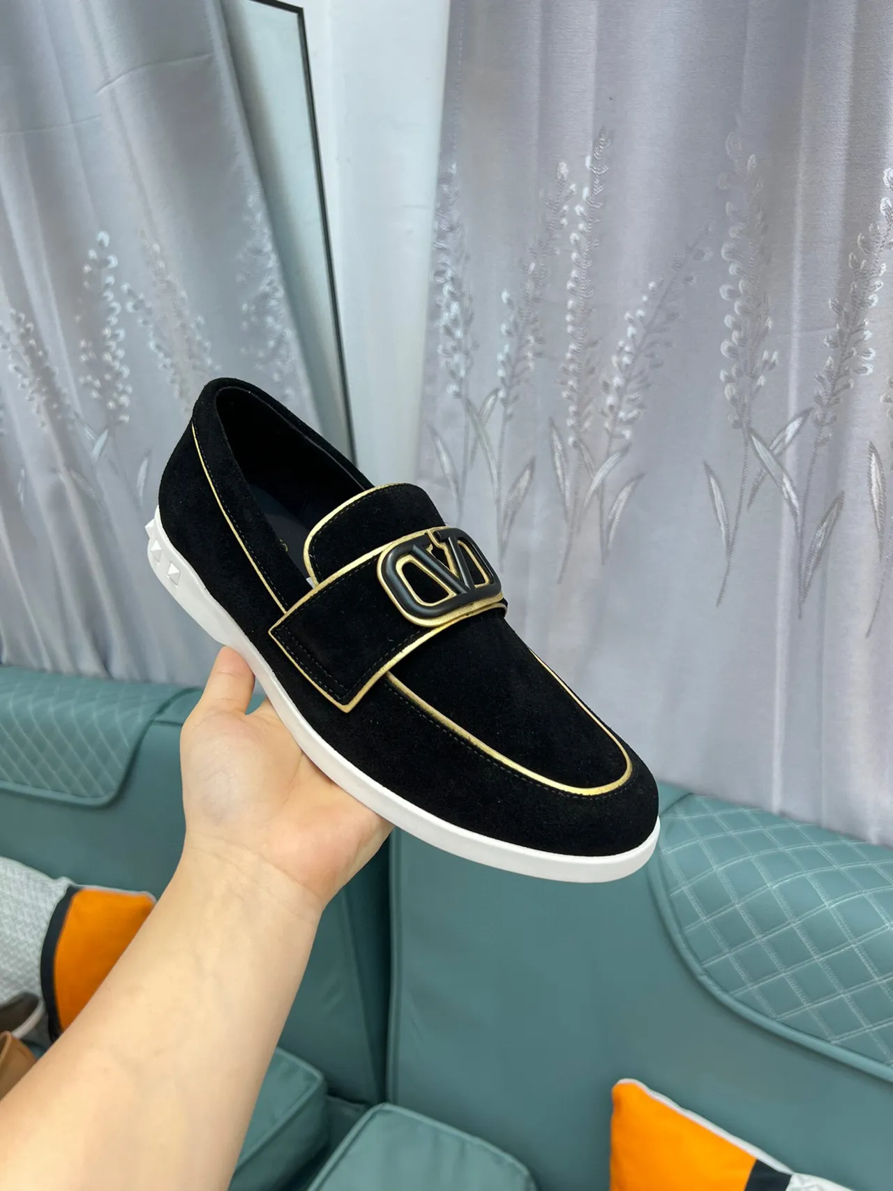 Valentino Rockstud Loafer Couro camurça preto com borda dourada sola com rebites Loafer 6