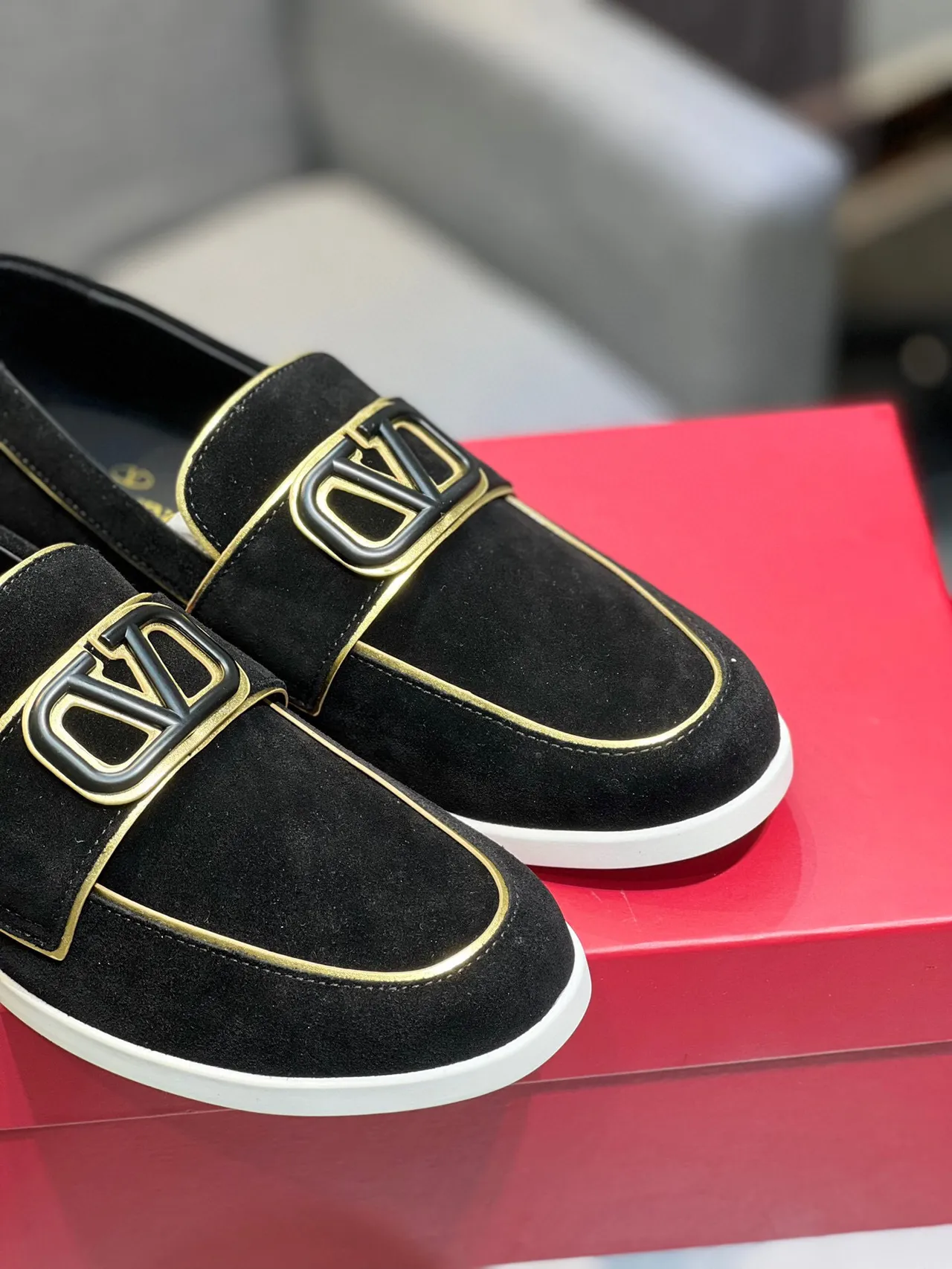 Valentino Rockstud Loafer Couro camurça preto com borda dourada sola com rebites Loafer 9