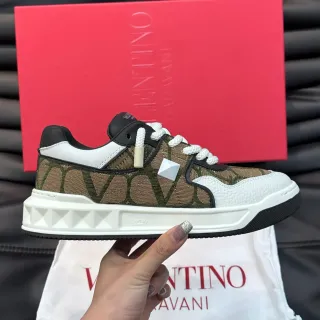 Zapatillas chunky Valentino Rockstud V-Logo verde oliva blanco negro