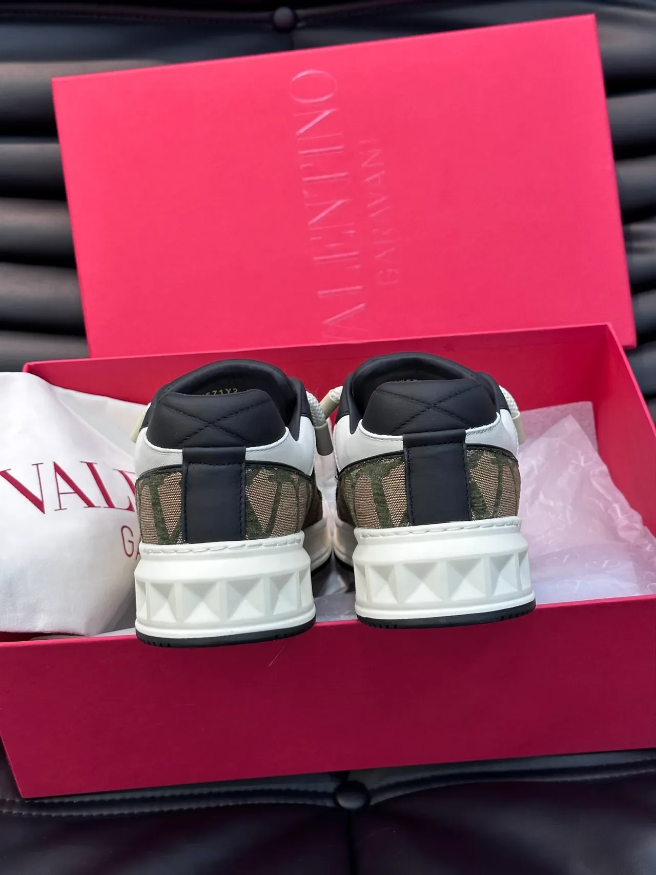 Sneakers chunky Valentino Rockstud V-Logo vert olive blanc noir 3
