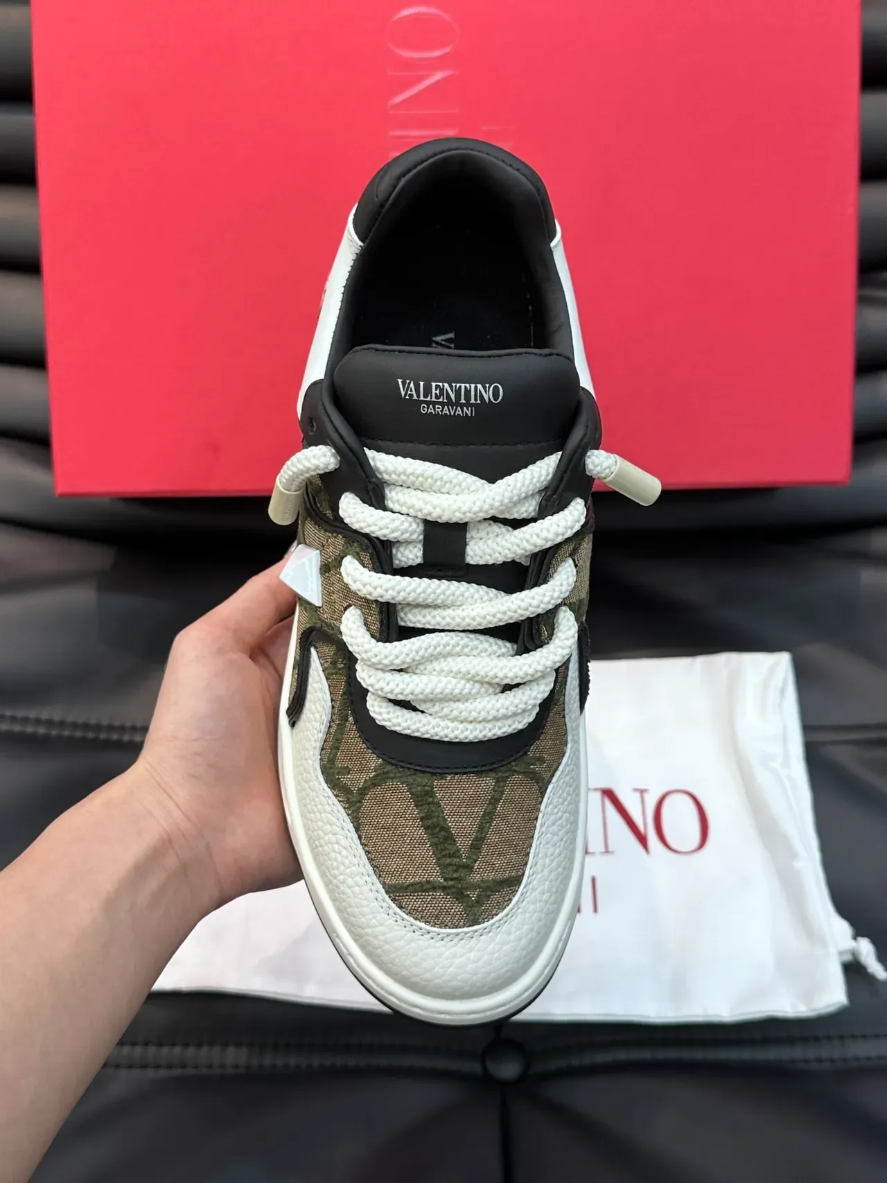 Sneakers chunky Valentino Rockstud V-Logo vert olive blanc noir 4