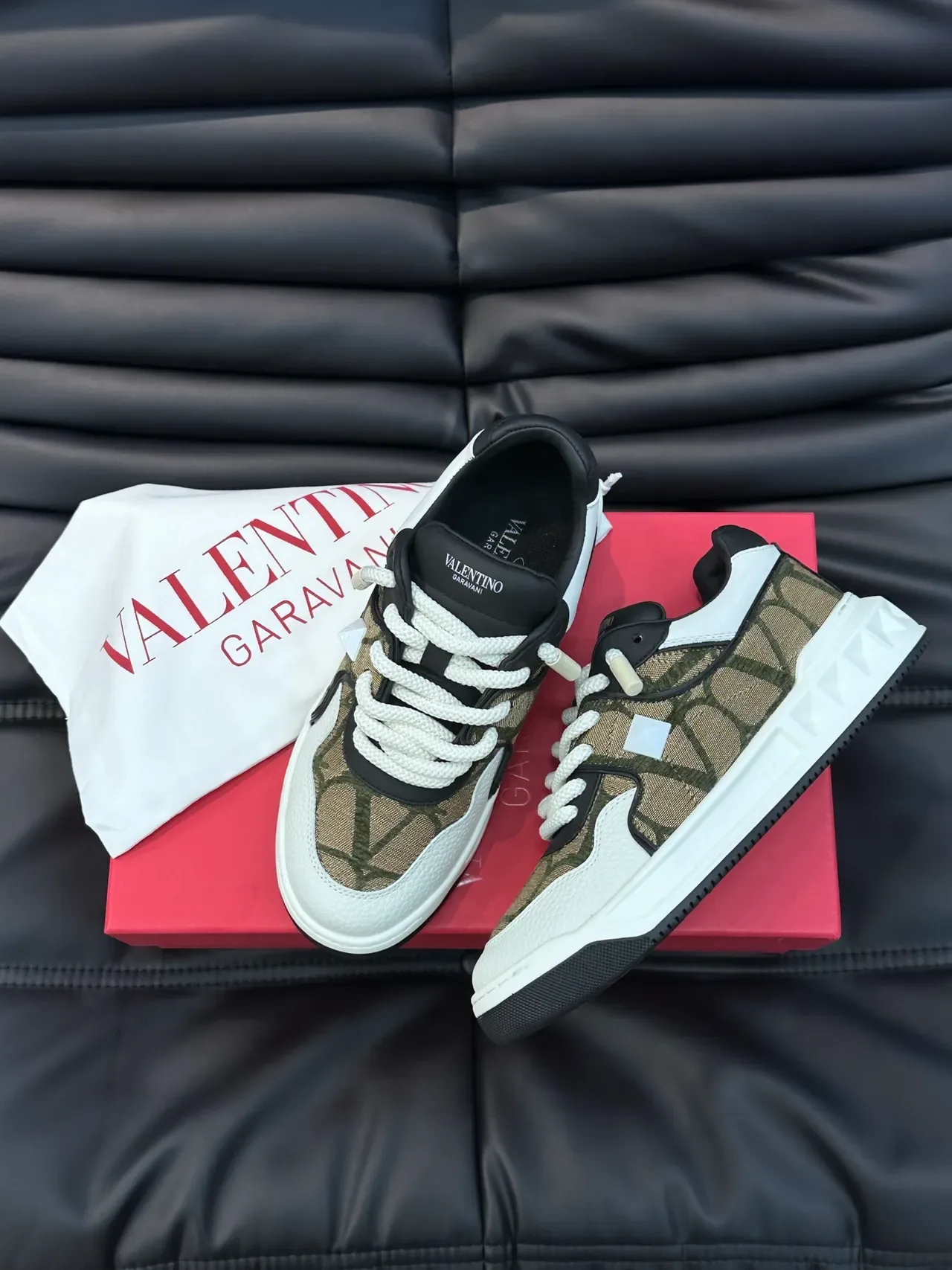 Sneakers chunky Valentino Rockstud V-Logo vert olive blanc noir 5