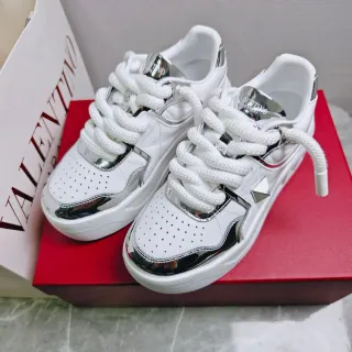 Valentino Rockstud 白色和银色金属生活方式运动鞋