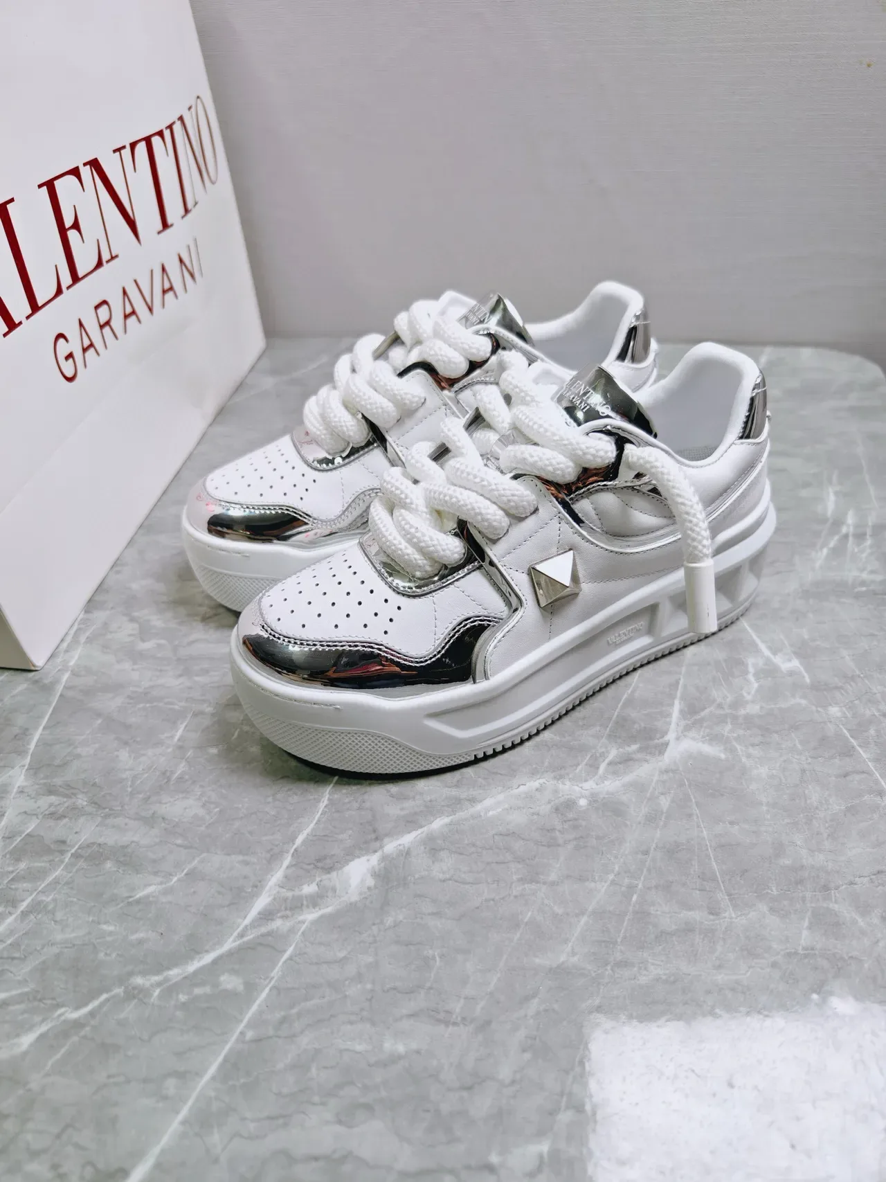 Valentino Rockstud Baskets Lifestyle Blanches et Argentées Métalliques 2