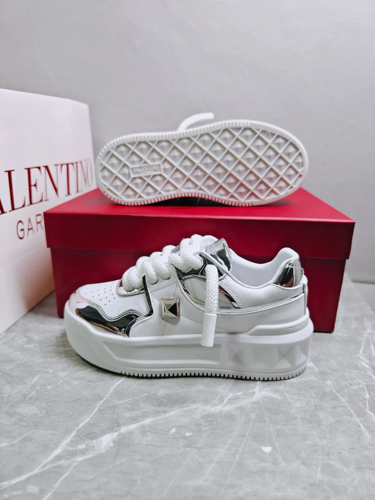 Valentino Rockstud Baskets Lifestyle Blanches et Argentées Métalliques 3