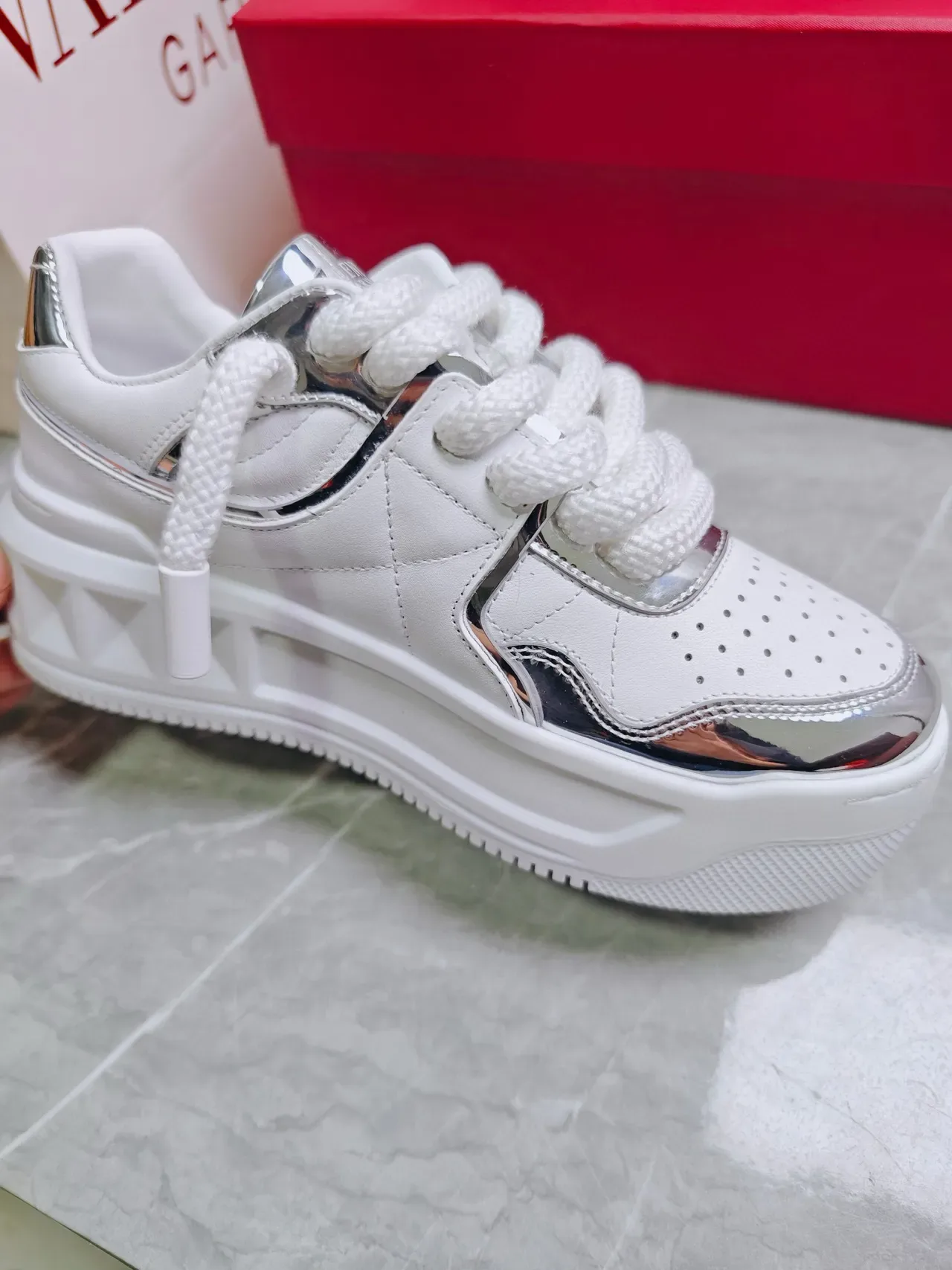 Valentino Rockstud Baskets Lifestyle Blanches et Argentées Métalliques 4