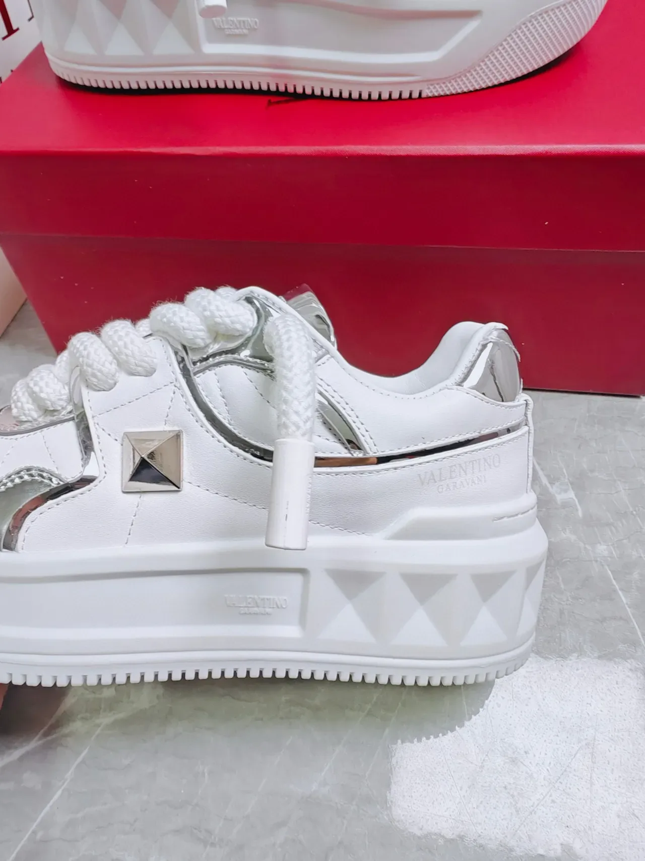 Valentino Rockstud Baskets Lifestyle Blanches et Argentées Métalliques 5