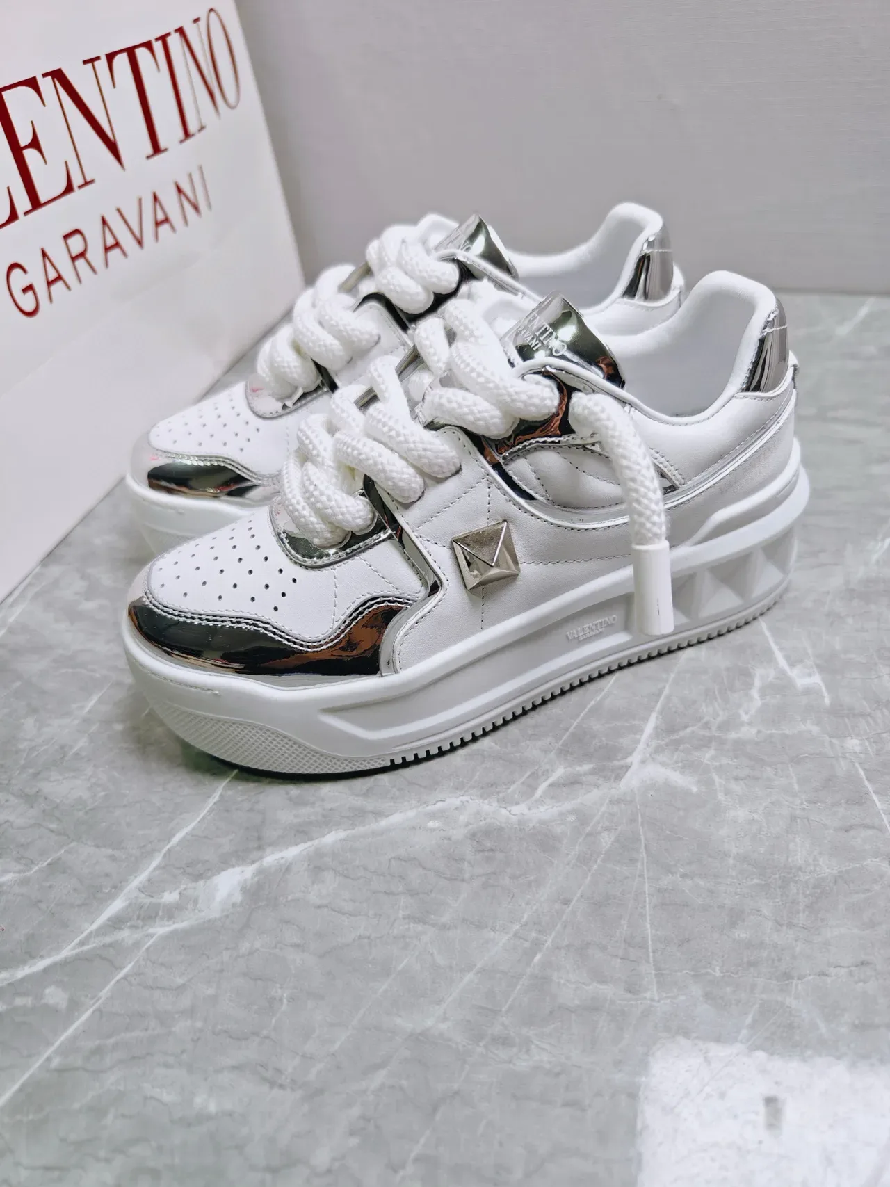 Valentino Rockstud Baskets Lifestyle Blanches et Argentées Métalliques 6