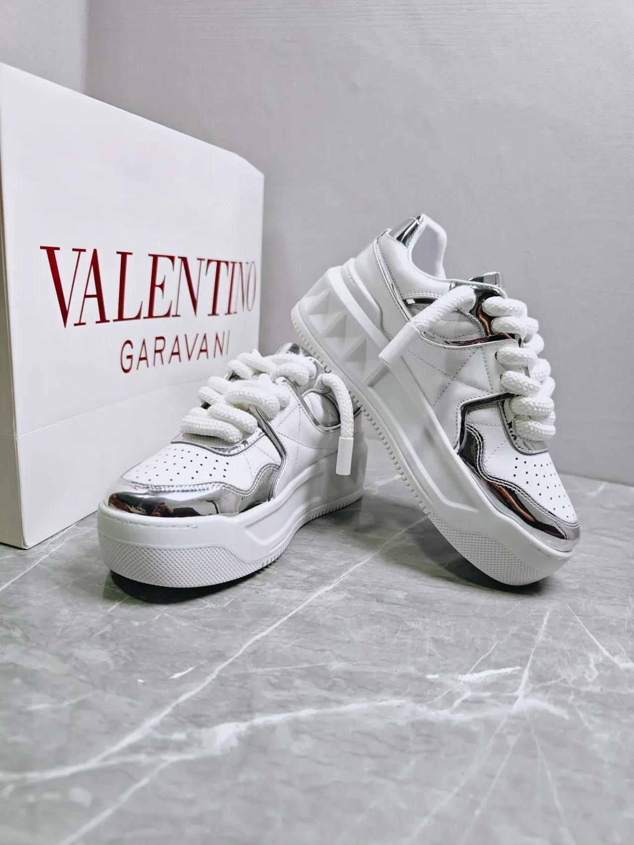 Valentino Rockstud Baskets Lifestyle Blanches et Argentées Métalliques 8