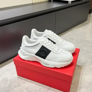 Valentino Rockstud أبيض أسود سول منحوت سميك كعب مثلثي مسامير حذاء أسلوب حياة