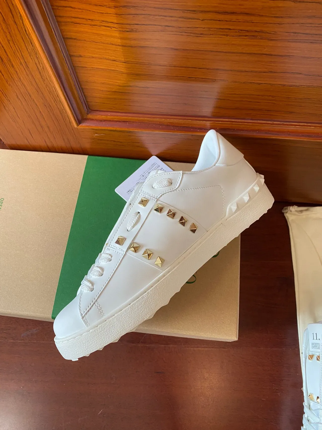 Valentino Rockstud 白色皮革铆钉生活方式运动鞋 6
