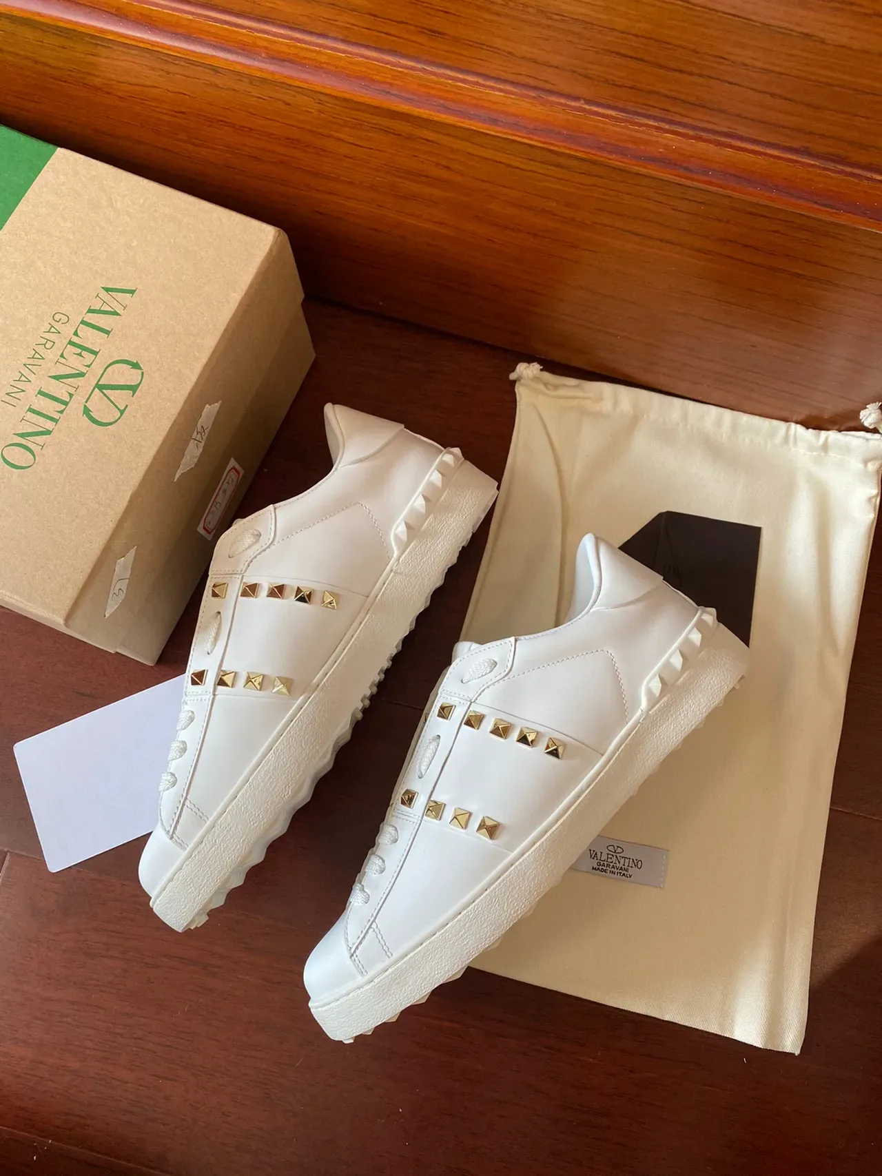 Valentino Rockstud 白色皮革铆钉生活方式运动鞋 7