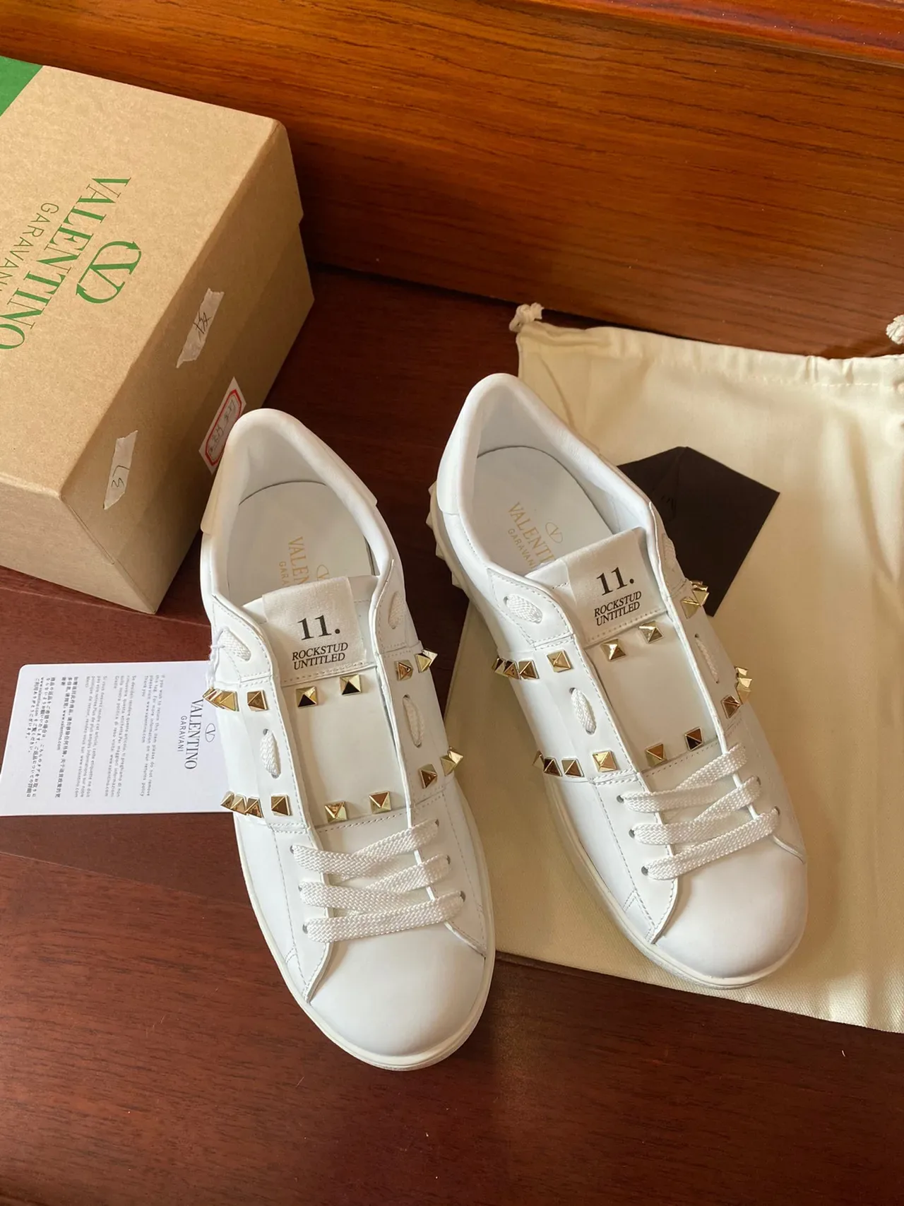 Valentino Rockstud 白色皮革铆钉生活方式运动鞋 9