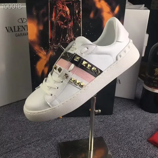 Valentino Rockstud sneakers lifestyle blancs roses noirs studded 2