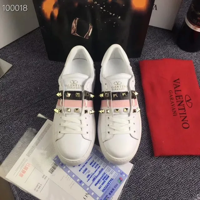 Valentino Rockstud sneakers lifestyle blancs roses noirs studded 3
