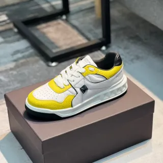 Valentino Rockstud Zapatillas lifestyle de cuero amarillo y blanco