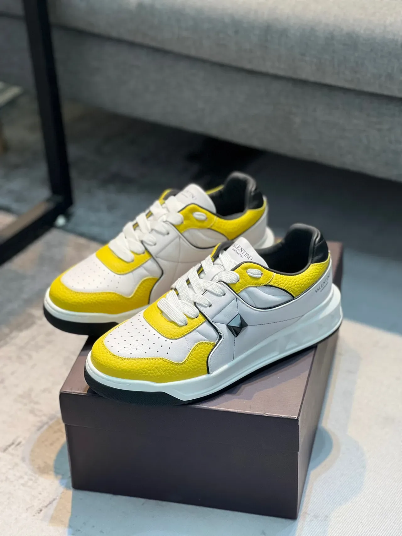 Valentino Rockstud Tênis lifestyle de couro amarelo e branco 2