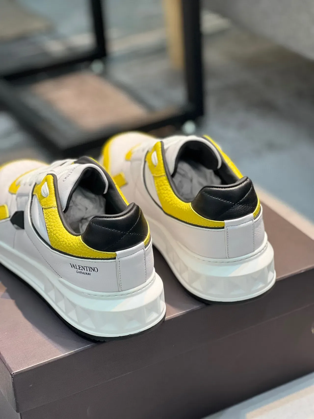 Valentino Rockstud Tênis lifestyle de couro amarelo e branco 3