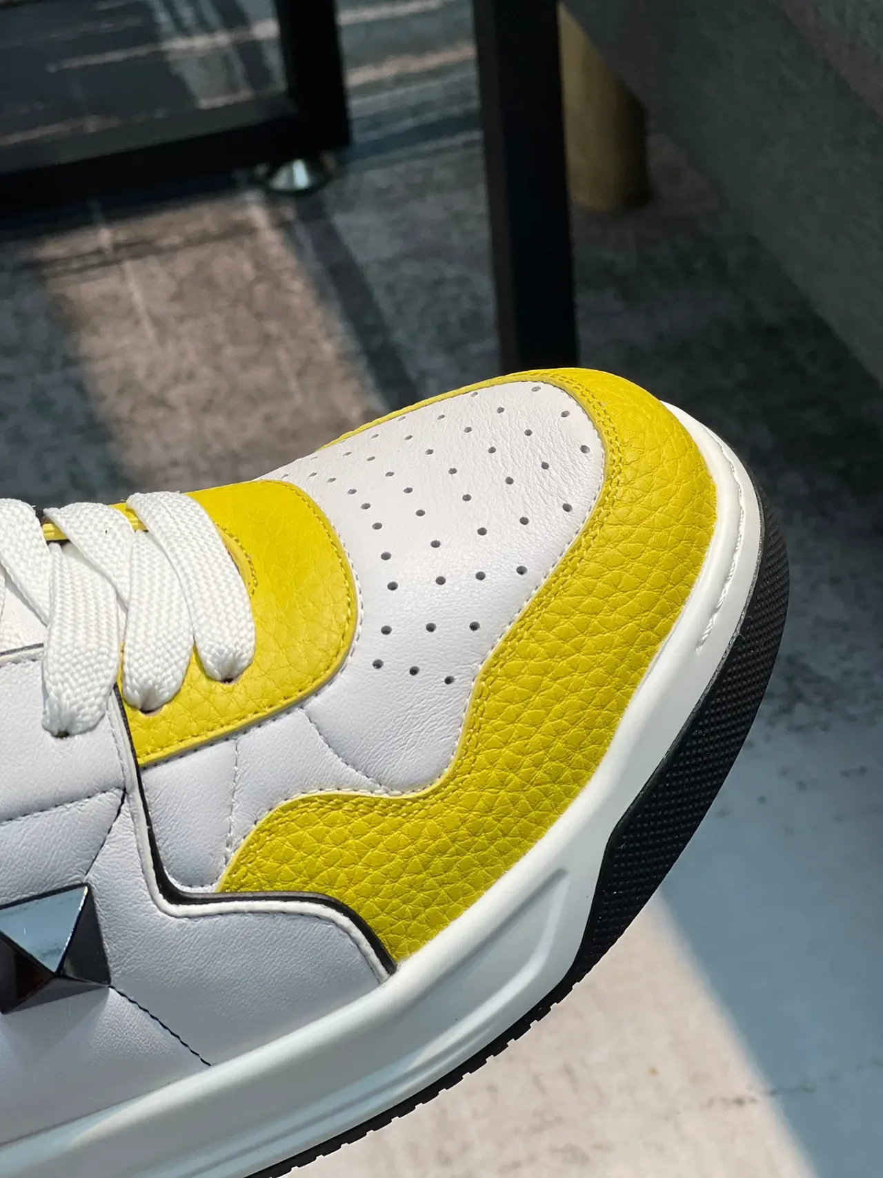 Valentino Rockstud Tênis lifestyle de couro amarelo e branco 4