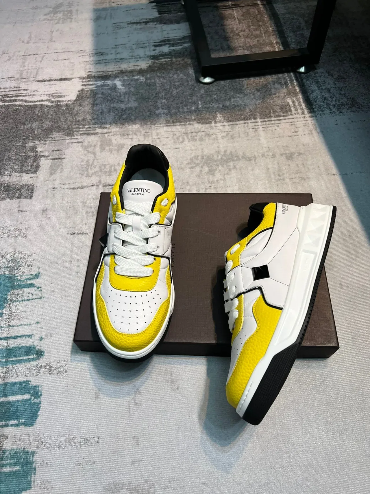 Valentino Rockstud Tênis lifestyle de couro amarelo e branco 5