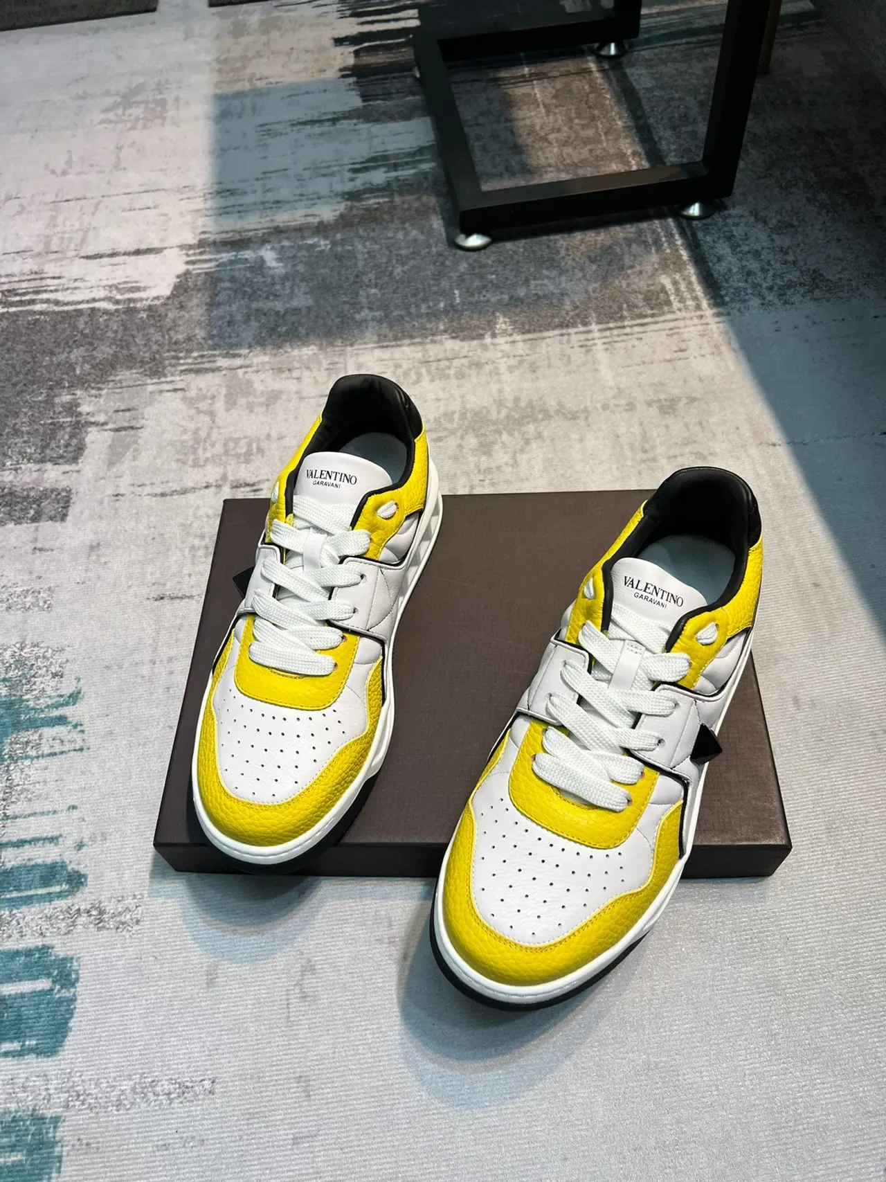 Valentino Rockstud Tênis lifestyle de couro amarelo e branco 6