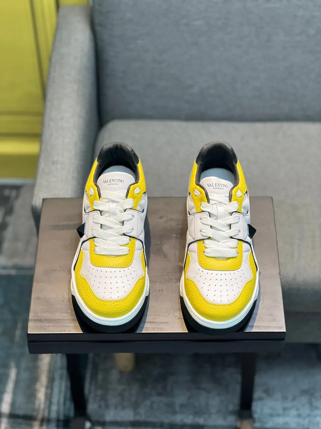 Valentino Rockstud Tênis lifestyle de couro amarelo e branco 7