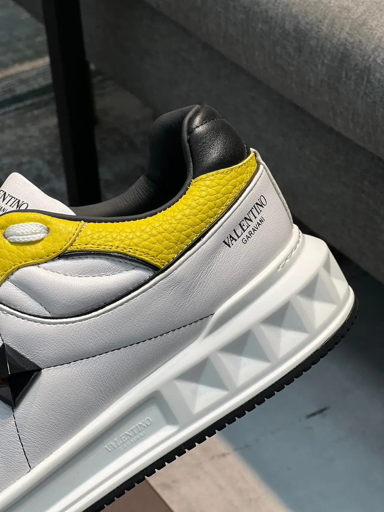 Valentino Rockstud Tênis lifestyle de couro amarelo e branco 8