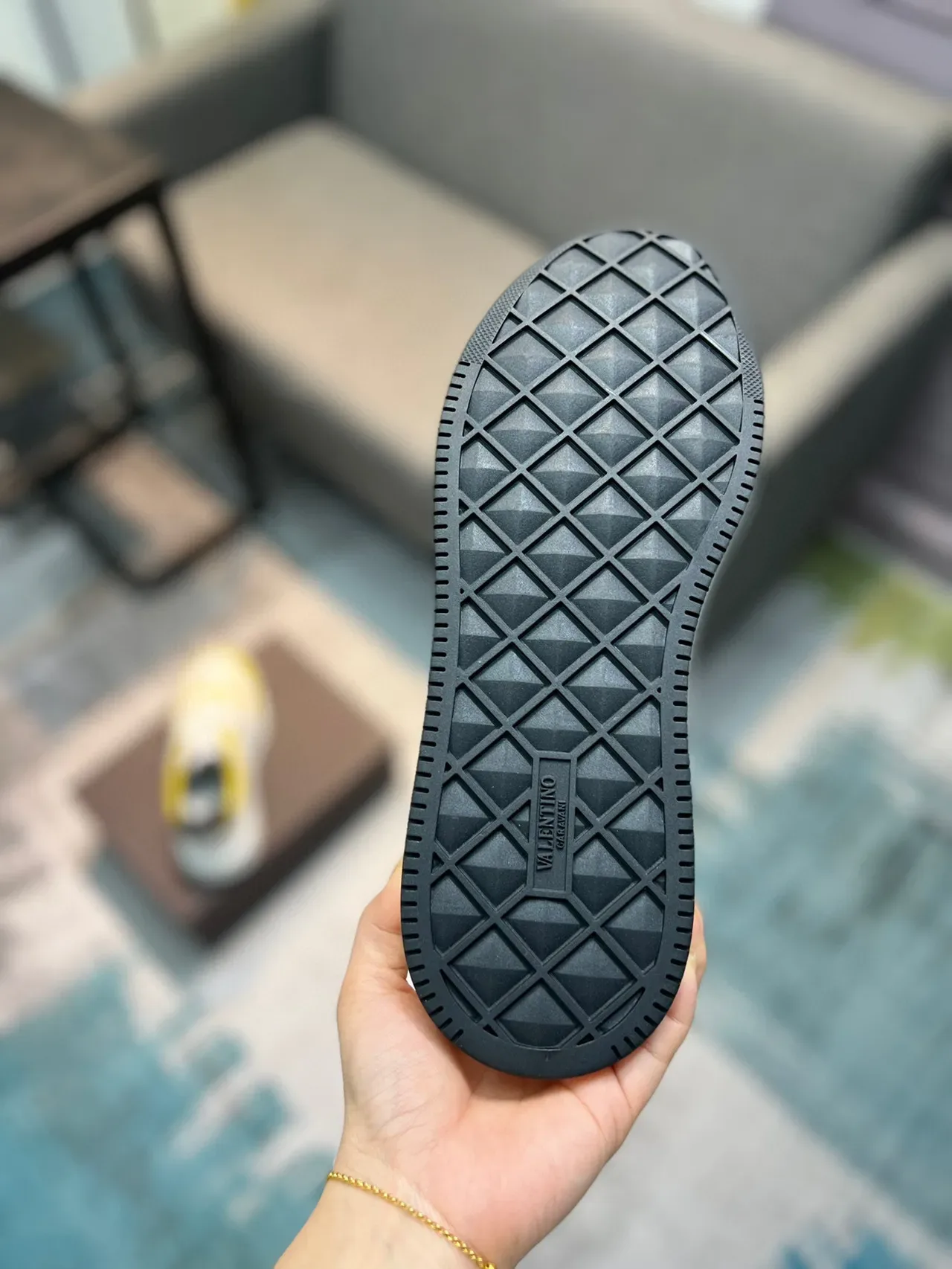 Valentino Rockstud Tênis lifestyle de couro amarelo e branco 9