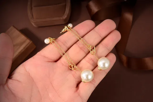 Valentino VLogo Boucles d'oreilles à perles et chaîne en or 2
