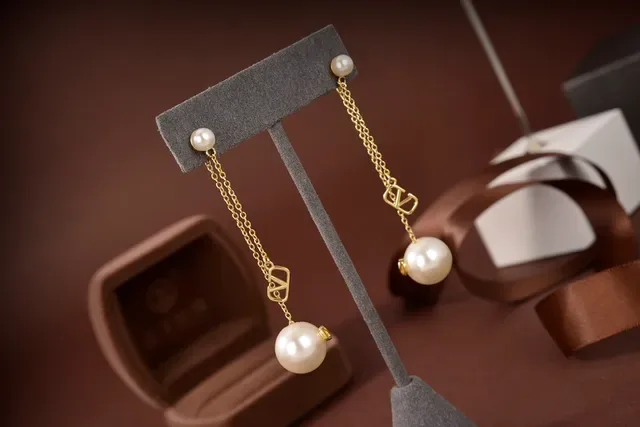 Valentino VLogo Boucles d'oreilles à perles et chaîne en or 3