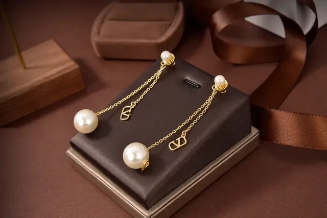 Valentino VLogo Boucles d'oreilles à perles et chaîne en or 4